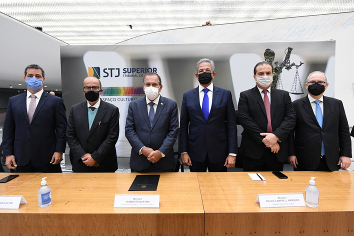 Juristas prestigiam lançamento de obra sobre o recurso especial no STJ