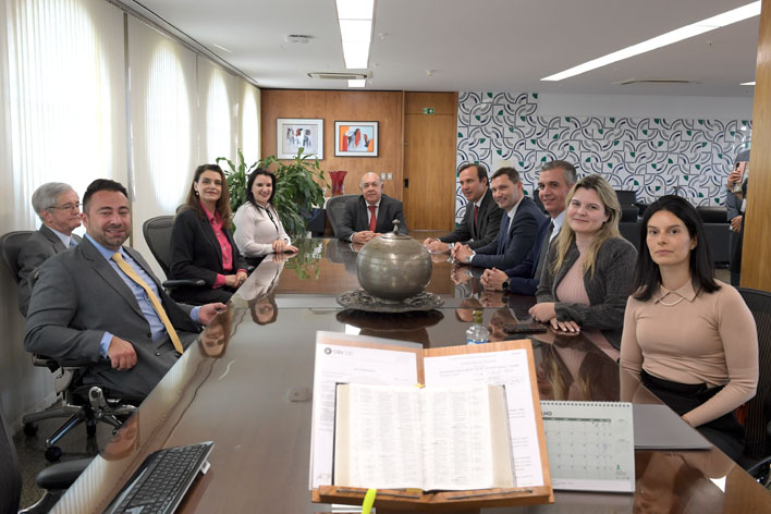 Ministro Mussi recebe presidente em exercício da OAB e representantes de seccionais