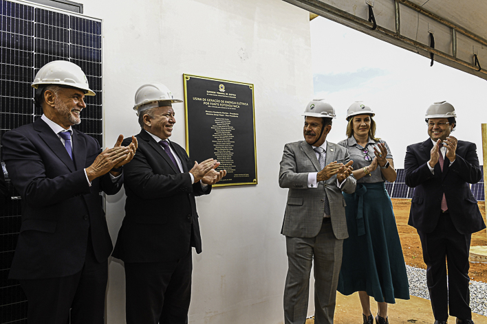 Humberto Martins visita usina em Brasília que vai gerar energia solar para o STJ