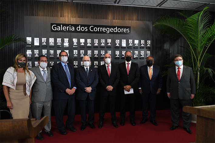 Ministro Luis Felipe Salomão recebe homenagem no TSE