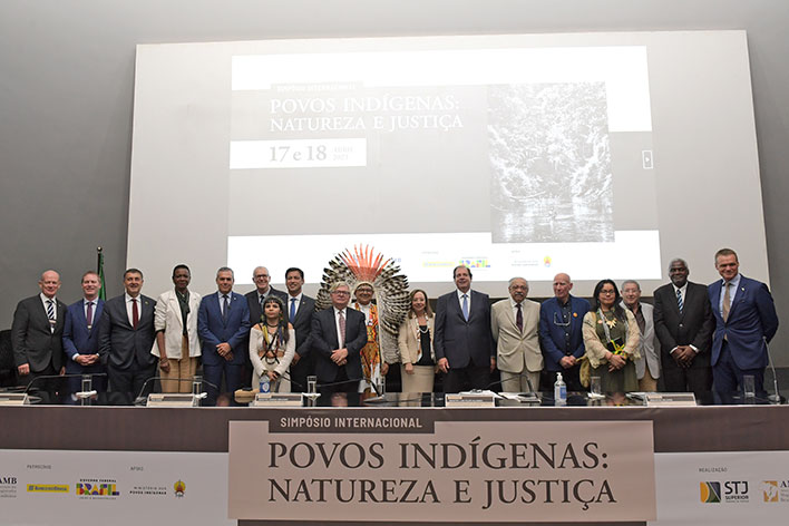Encerramento de simpósio tem olhar estrangeiro sobre povos indígenas e participação de Sebastião Salgado