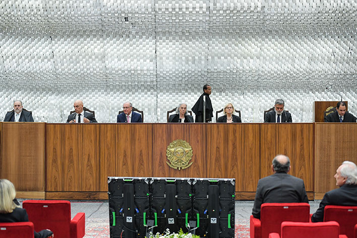 Autoridades prestam homenagens ao ministro Sanseverino em sessão do Pleno do STJ